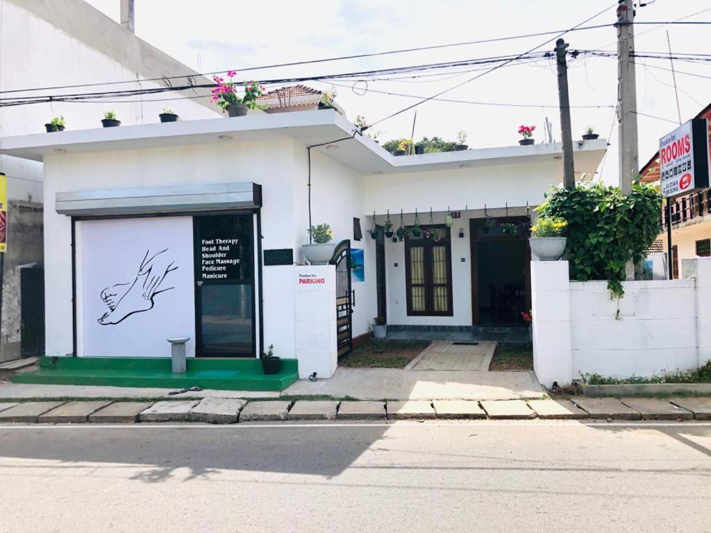 Freedom Inn Negombo Bagian luar foto