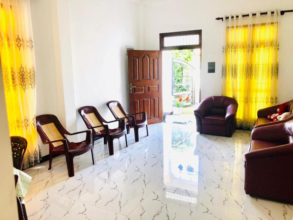Freedom Inn Negombo Bagian luar foto